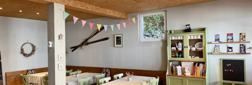 Aufenthaltsraum mit Sitzmöglichkeiten und Billardtisch